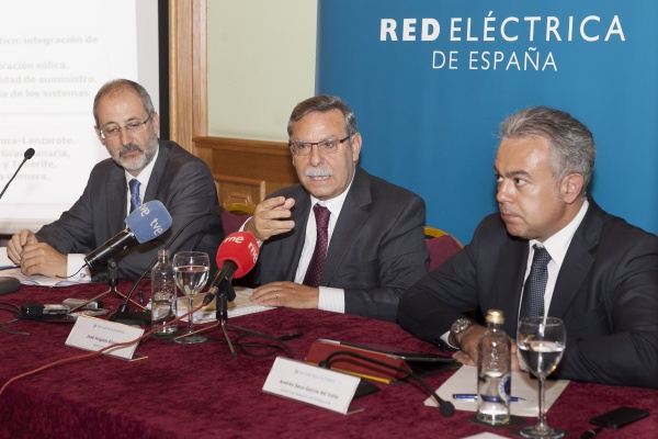 From left to right, Carlos Collantes, General Manager of Transmission Division, José Folgado, Chairman, and Andrés Seco, General Manager of System Operation Division during Red Eléctrica’s press conference in the Canary Islands.
