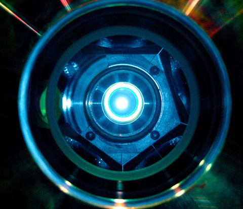 Figure legend, Figure 1: View of a thin-disc laser. Its geometry ensures more stable operation at higher powers than is possible with conventional solid-state lasers. Photo: Thomas Metzger  