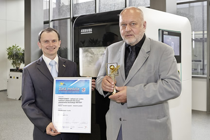 Gold medal for the Freeformer at the MSV trade fair: Jaroslav Novak (right) and Dr. Daniel Orel from Arburg Czech Republic with the “Best Innovative Exhibit” award. Photo: ARBURG 