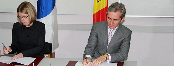 EBRD Deputy Director for MEI Lin O'Grady and Moldovan PM Iurie Leanca at a signing ceremony in Balti