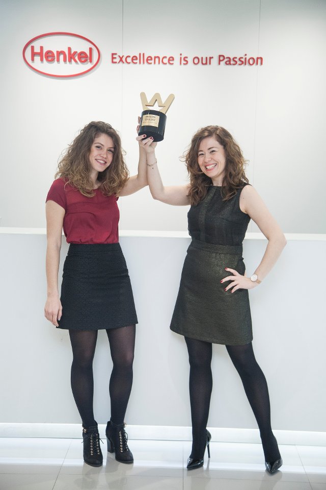 Irem Nayman, Hair Care Management Trainee and Menekşe Yüksel, Gliss Senior Brand Manager (from the left), are proud of the award.