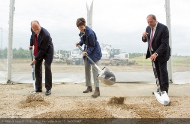 "Tom Enders, Airbus Group Chief Executive Officer, Thierry Baril, Airbus Group Chief Human Resources Officer and Jane Basson, Airbus Group Head of Leadership and Culture Change break ground for the construction of the main campus for the new multi-site Leadership University in Blagnac (c) Airbus Group