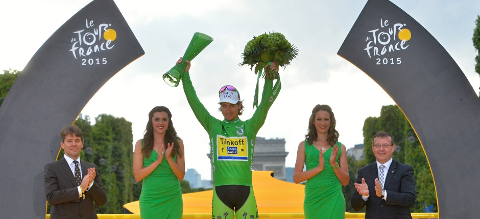 ŠKODA: Christopher Froome wins the Tour de France 2015; Czech-crystal victory trophies designed by ŠKODA given to winners 