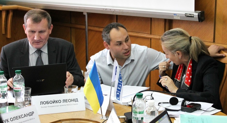 PCU expert Oleksandr Banchuk and Council of Europe consultant Lorena Bachmaier Winter discuss specifics of Ukrainian and European standards of criminal procedure, Lviv, 30 September 2015. (OSCE) 