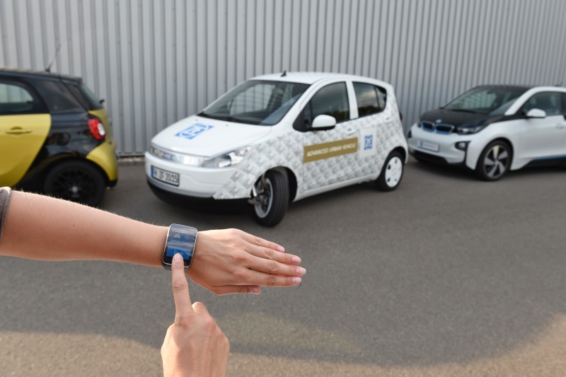 Smart Parking Assist combines innovations in chassis, driveline, and electronics. The parking process can also be triggered from outside the vehicle using smart device and parks the vehicle fully automatically with minimal moves.