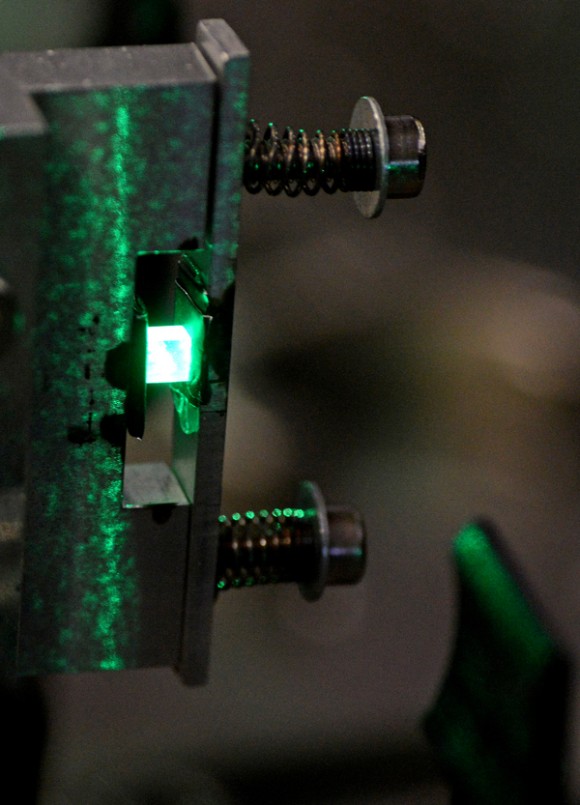 Through a lithium niobate crystal the laser physicists generate a few femtoseconds only infrared pulse. The waveform of the infrared light can be analyzed thoroughly by the researchers. Picture: Thorsten Naeser