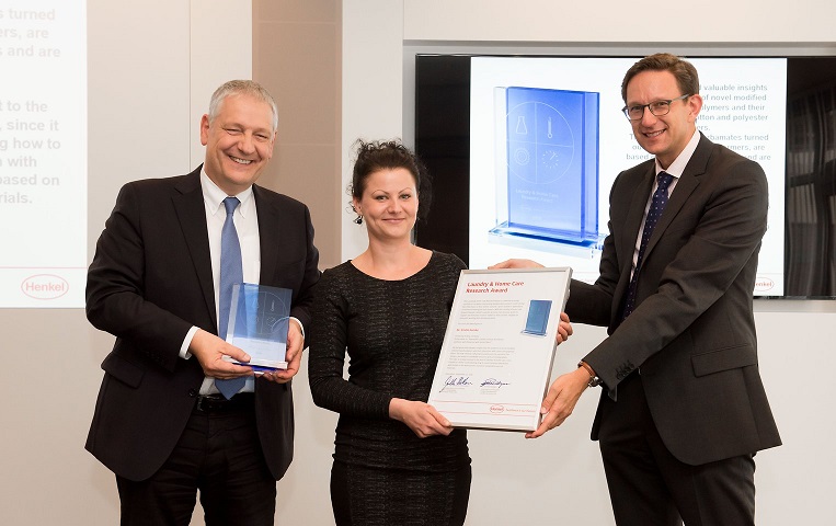 Prof. Dr. Thomas Müller-Kirschbaum (left), Head of Global Research and Development in the Laundry & Home Care business unit, and Dr. Michael Dreja, Head of Global Research at Laundry & Home Care, present the Laundry & Home Care Research Award 2016 to Dr. Kristin Ganske.
