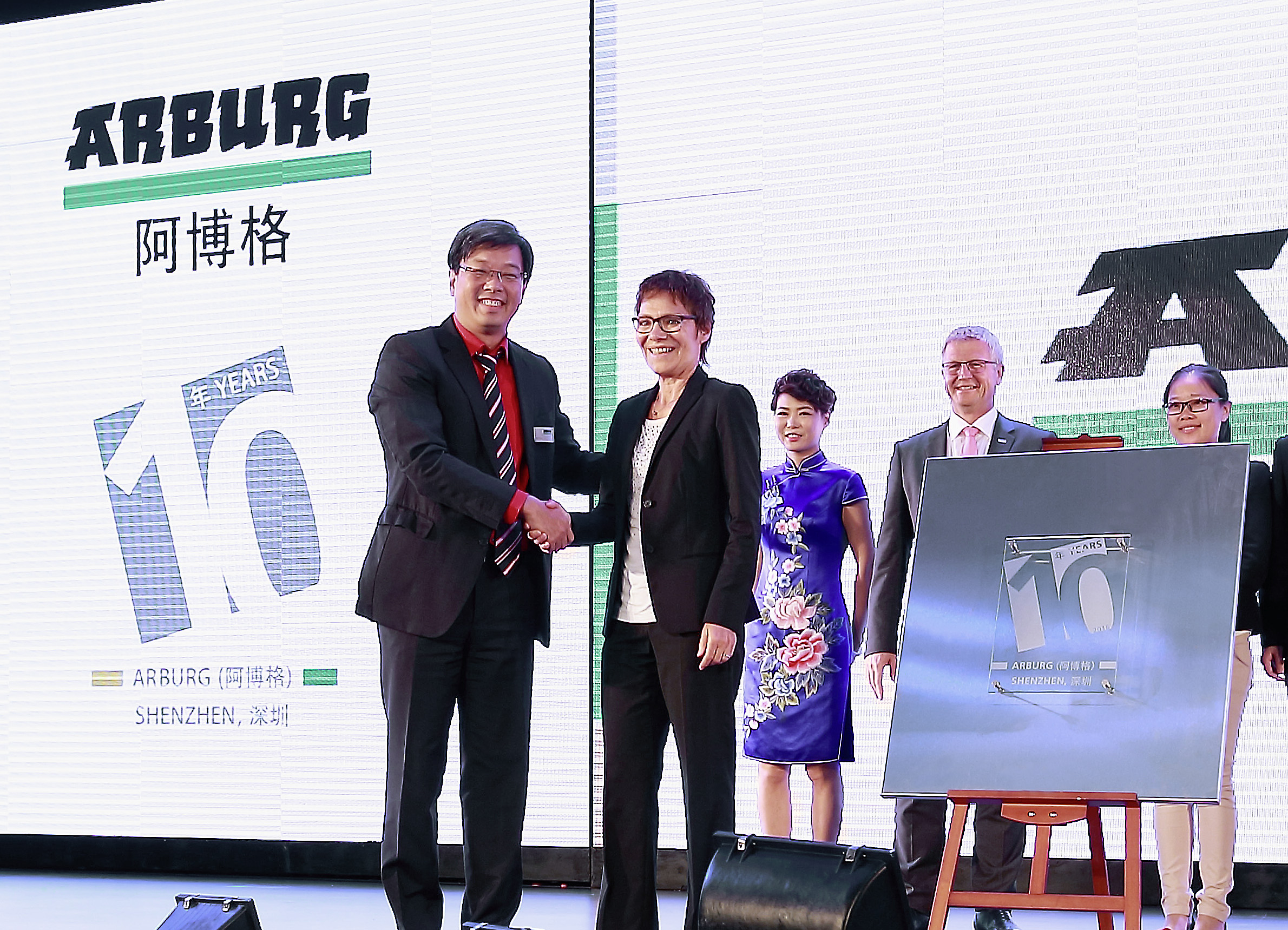 Managing Partner Renate Keinath (2nd from left) congratulated Zhao Tong (left), Managing Director of the Arburg organisations in China, on the anniversary. Also in the picture: Managing Director Sales Gerhard Böhm (2nd from right), together with Katie Xue and Ye Li (from the right). Photo: ARBURG 
