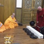 Kaichu Jiaozun, un saint gourou bouddhiste âgé de 88 ans, dont le poids corporel se situe entre 80 et 85 kg, a soulevé un pilon Vajra de 90 kg sur la plate-forme avec la main droite