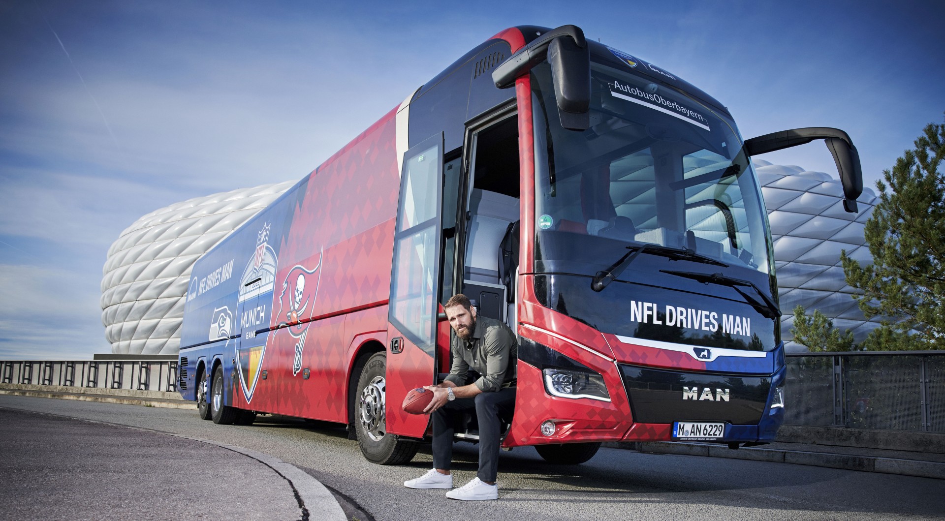 Bus de tourisme MAN Lion's Coach pour conduire les footballeurs à l'Allianz  Arena de Munich pour le premier match officiel de la NFL en Allemagne |   | The European Union's press